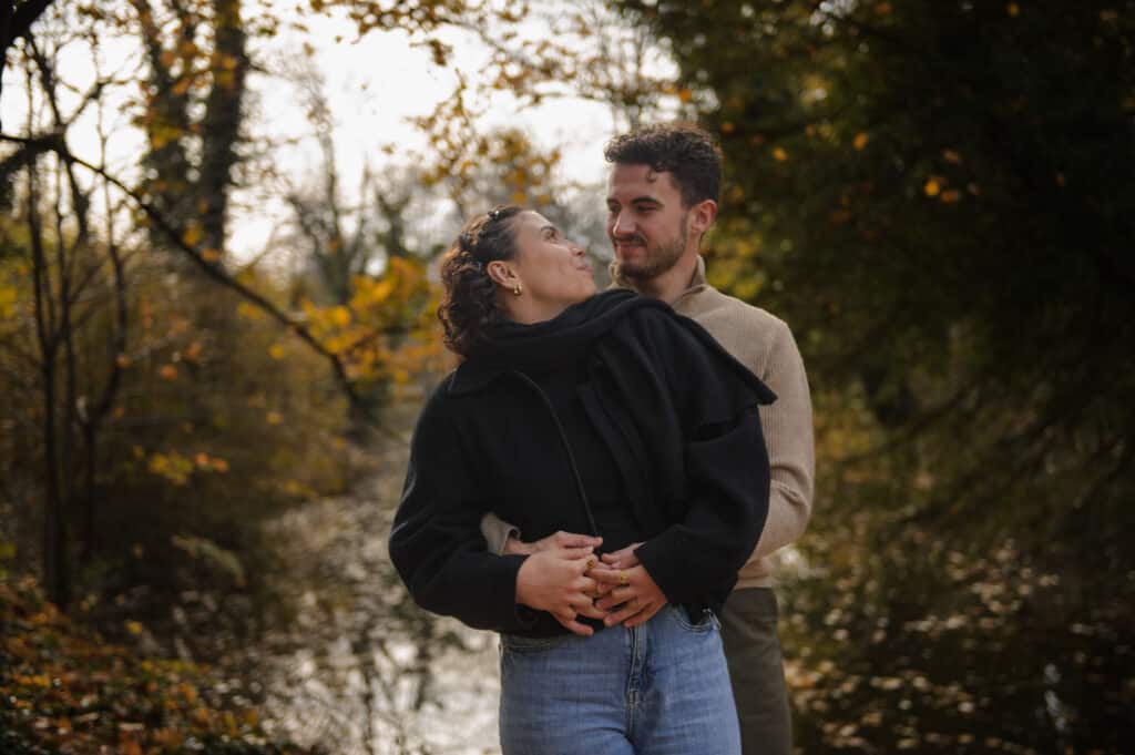 Portrait d'un couple en automne dans un décor naturel