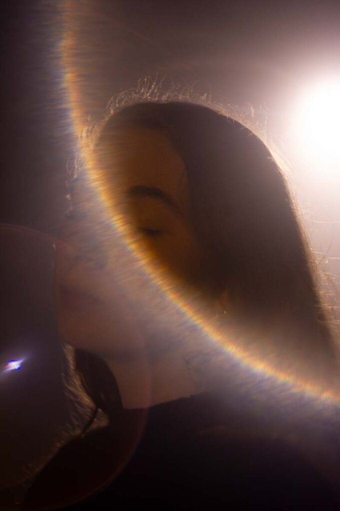 portrait d'une femme entouré de cercle de lumiere, photographie en couleur